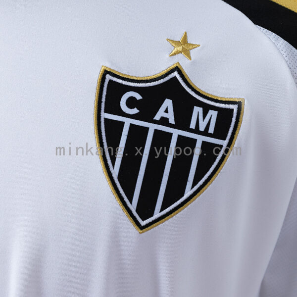 Camiseta Atlético Mineiro 2023/24 Visita — detalle manga y rayas doradas