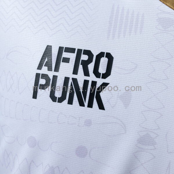 Camiseta Esporte Clube Bahia 2020 Edición Especial AFRO PUNK — detalle escudo oficial y estrellas