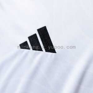 Camiseta Flamengo 2023/24 Visita — detalle hombro y franjas rojas