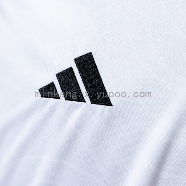 Camiseta Flamengo 2023/24 Visita — detalle hombro y franjas rojas