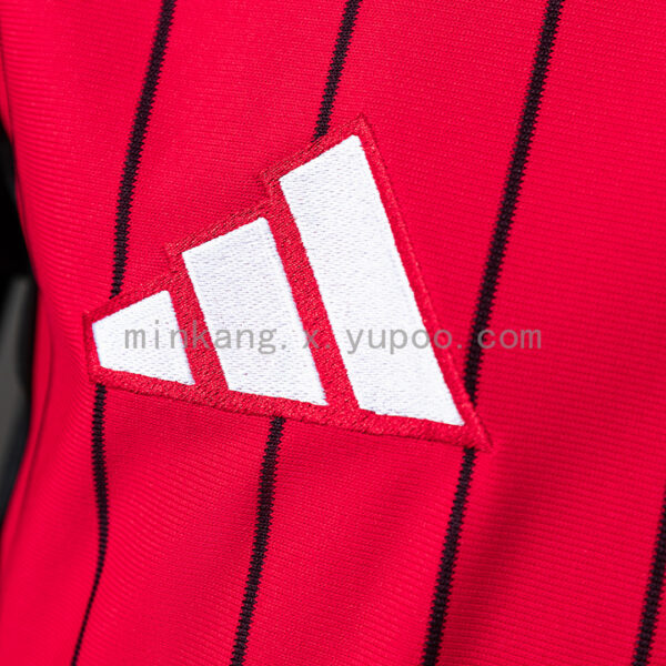 Camiseta Flamengo 2023/24 US Pack — detalle cuello en V y botones