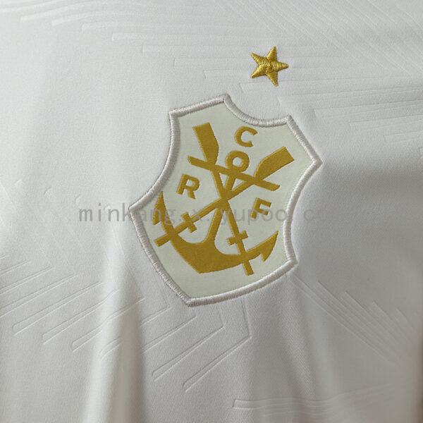 Camiseta Flamengo 2023/24 Tercera — detalle hombro con franjas y cuello en V