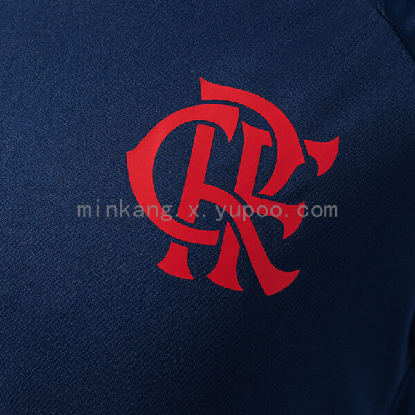 Camiseta Flamengo 2023/24 Entrenamiento — detalle logo Adidas