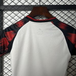 Camiseta Flamengo 2024/25 Visita — detalle patrón manga
