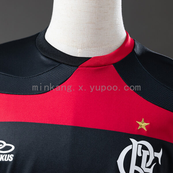 Camiseta Flamengo 2001 Retro Local — detalle del patrocinador Olympikus