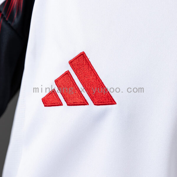 Camiseta Flamengo 2023/24 Visita — detalle de la parte inferior del jersey y cordones del short