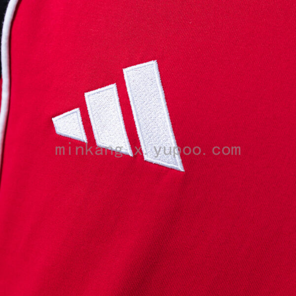 Camiseta Flamengo 2024/25 Local — detalle logo Adidas