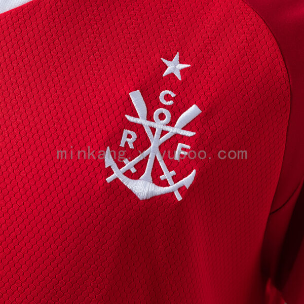 Camiseta Flamengo Edición Especial Retro — detalle de la manga y franjas