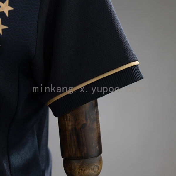 Camiseta Flamengo Temporada Actual Edición Especial — detalle inscripción dorada