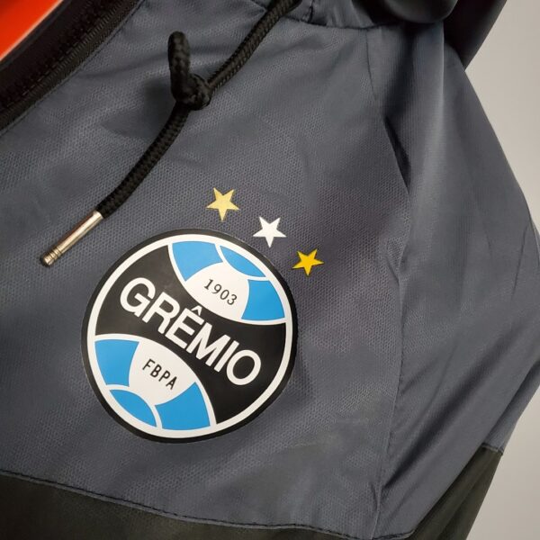 Camiseta Grêmio Cortaviento 2023/24 – detalle manga derecha y dobladillo