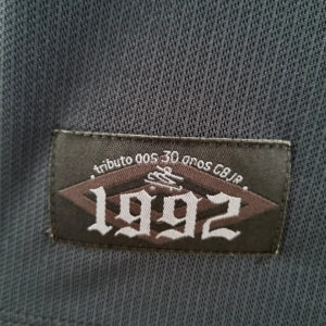 Camiseta Santos 2023/24 Edición Especial Charlie Brown Jr. Local — detalle texto Charlie Brown Jr.