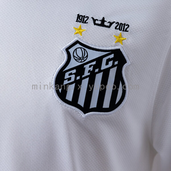 Camiseta Santos 2019 Local Retro — detalle Nike y hombro