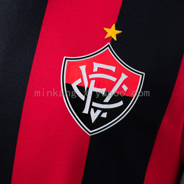 Camiseta Vitoria 2024 Local — detalle logo Volt