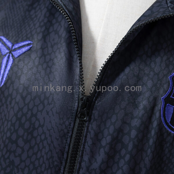 Camiseta FC Barcelona 2023/24 Cortaviento Entrenamiento — detalle del logo estrella/cruz púrpura