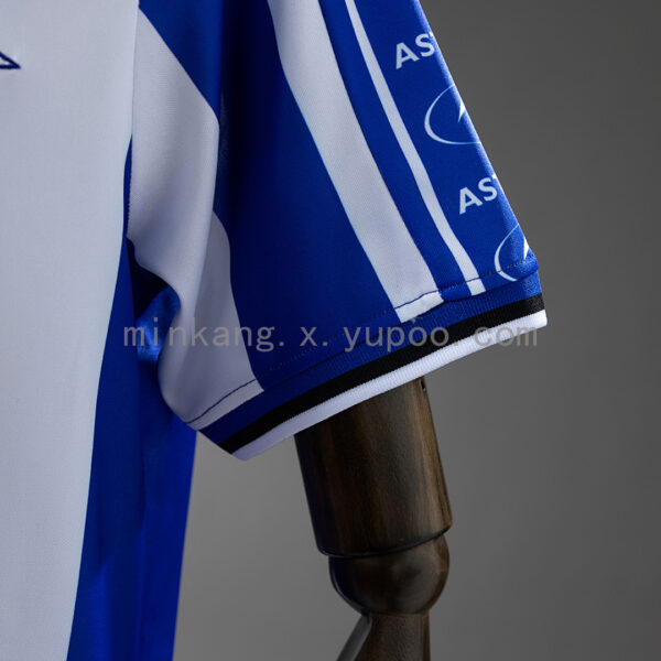 Camiseta Deportivo Alavés 2000/01 Retro Local — detalle emblema inferior