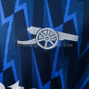 Camiseta Arsenal 2023/24 Visita - detalle de la manga y el logo de Adidas