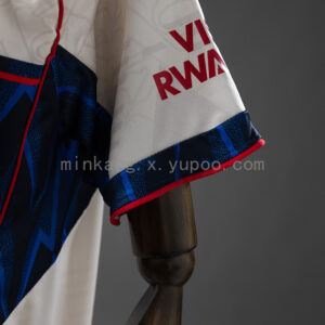 Camiseta Arsenal 2023/24 Pre-Partido - detalle rayas Adidas en hombro