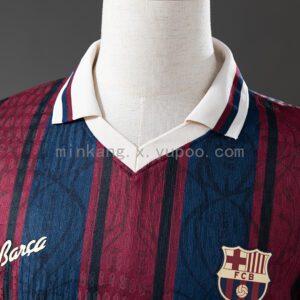 Camiseta FC Barcelona 2024/25 Local Aniversario — detalle escudo