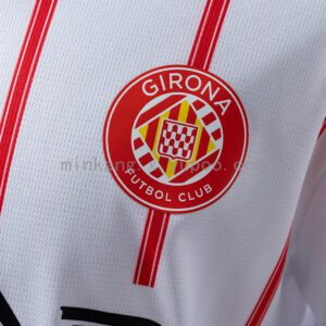 Camiseta Girona 2023/24 Local — detalle inferior con dobladillo