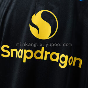 Camiseta Manchester United 2023/24 Visita - detalle del cuello y ribetes amarillos y azules