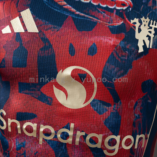 Camiseta Manchester United 2024 Edición Especial Año del Dragón Versión Jugador - detalle de la parte inferior del diseño