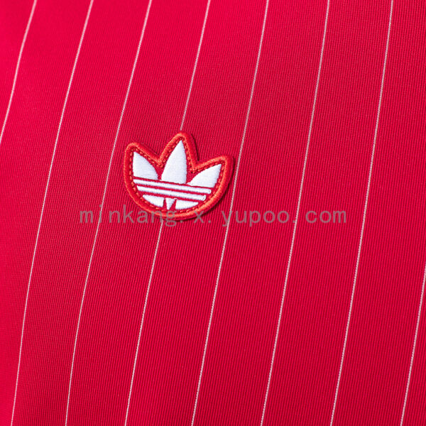 Camiseta Manchester United 1982 Retro Local - detalle de tejido y rayas verticales