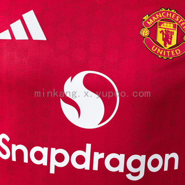 Camiseta Manchester United 2024/25 Local Versión Jugador - detalle logotipo Adidas