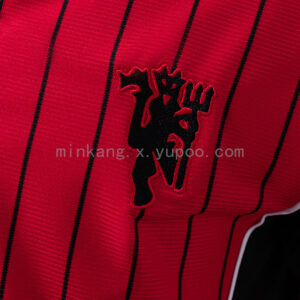 Camiseta Manchester United 2023/24 US Pack - detalle pinstripes