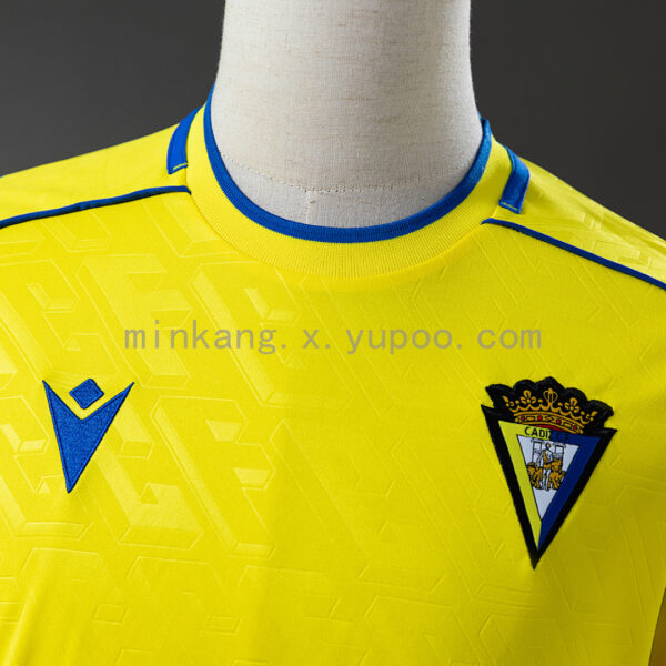 Camiseta Cádiz CF 2023/24 Local — detalle escudo