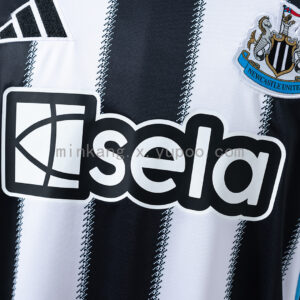 Camiseta Newcastle United 2023/24 Local Manga Larga - detalle logo Adidas