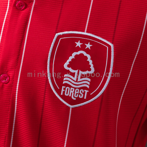 Camiseta Nottingham Forest 2023/24 Local - detalle franjas hombro