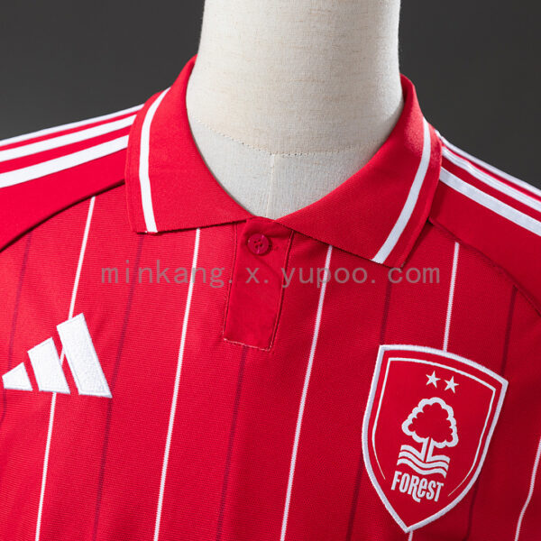 Camiseta Nottingham Forest 2023/24 Local Polo - detalle manga y patrocinador