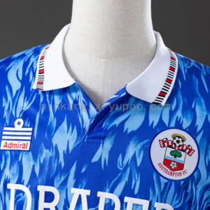 Camiseta Southampton 1992 Retro Local - detalle de la manga y patrón azul