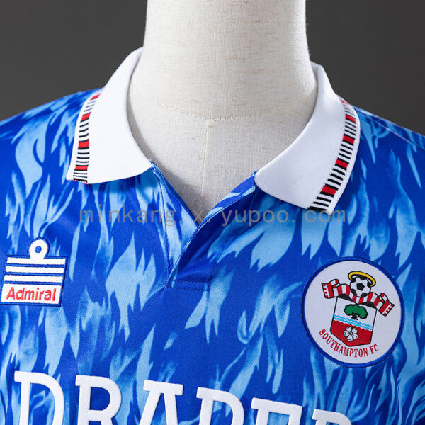 Camiseta Southampton 1992 Retro Local - detalle de la manga y patrón azul