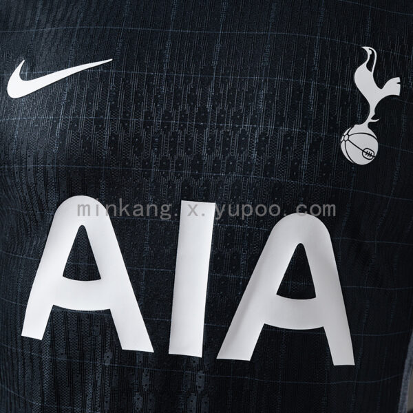 Camiseta Tottenham Hotspur 2023/24 Tercera Versión Jugador - detalle del bajo con etiqueta