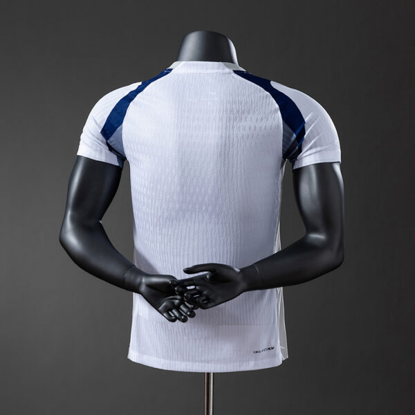 Camiseta Tottenham Hotspur 2024/25 Pre-Match - detalle dobladillo y etiqueta
