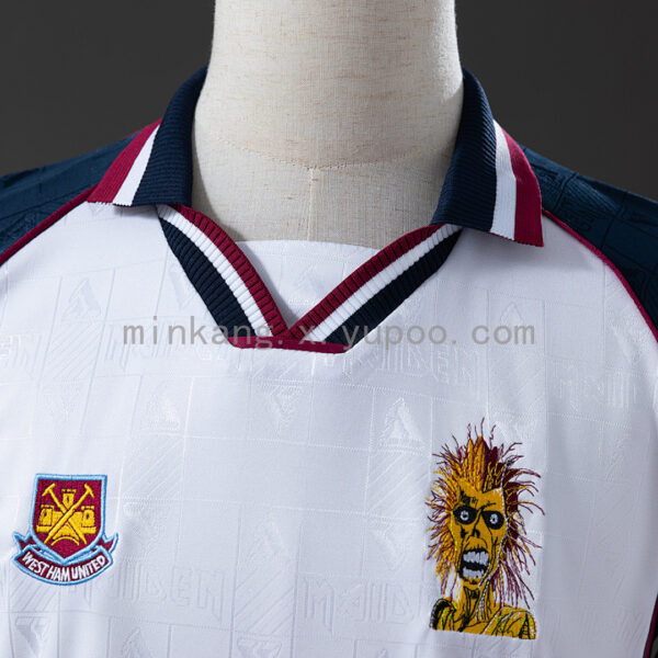 Camiseta West Ham United 1999 Retro Local Iron Maiden - detalle hombro