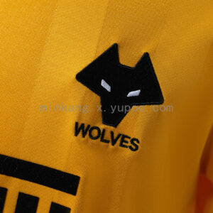 Camiseta Wolves 1993 Retro Local - detalle cuello en V