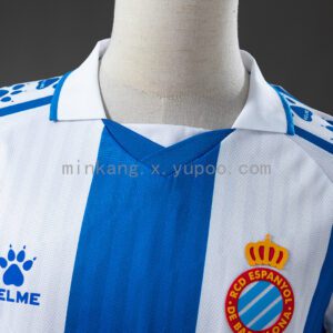 Camiseta Espanyol 2021/22 Local — detalle dobladillo y diseño inferior