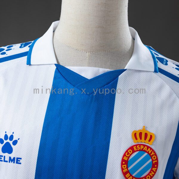 Camiseta Espanyol 2021/22 Local — detalle dobladillo y diseño inferior