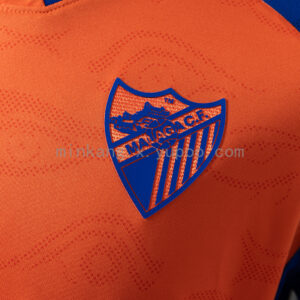 Camiseta Málaga CF 2023/24 Tercera — detalle logo patrocinador Dental Clinics