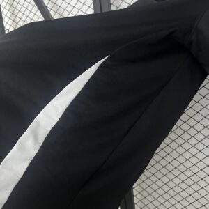 Camiseta Colo Colo 2025 Polo Entrenamiento - detalle rayas moradas hombro