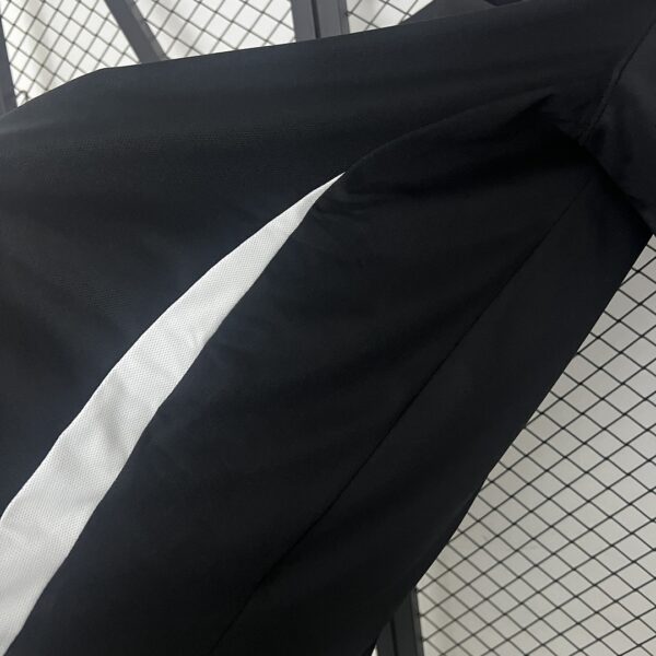 Camiseta Colo Colo 2025 Polo Entrenamiento - detalle rayas moradas hombro