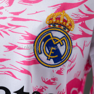 Camiseta Real Madrid Edición Especial Dragón Blanco y Rosa - vista lateral de la camiseta