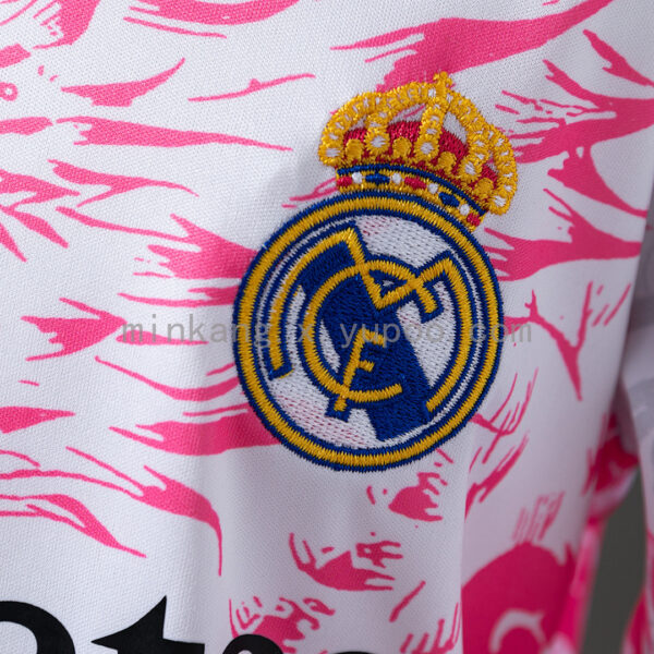 Camiseta Real Madrid Edición Especial Dragón Blanco y Rosa - vista lateral de la camiseta