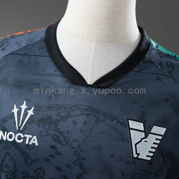 Camiseta Venezia 2024/25 Local - detalle patrón de mapa en el tejido azul marino