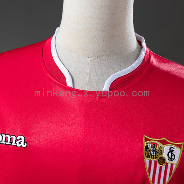 Camiseta Sevilla 2006 Retro Local – detalle logo trasero