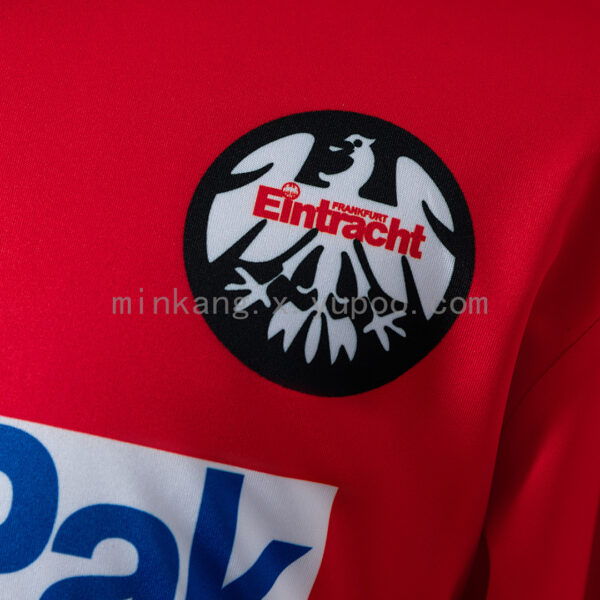 Camiseta Eintracht Frankfurt 2022/23 Local Manga Larga - detalle patrón diseño inferior