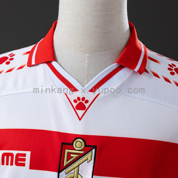 Camiseta Granada CF 1972 Retro Local — detalle costados