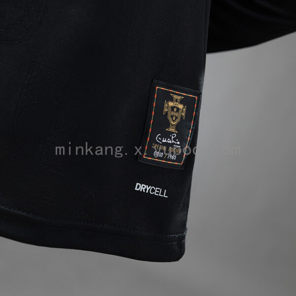 Camiseta Portugal 2026 Edición Especial - detalle bajo camiseta